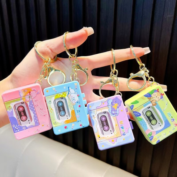 247341 Брелок FG250718033H на сумку, магнітофон 5,5-4-2см, муз., звук,4 види, бат.,пак.